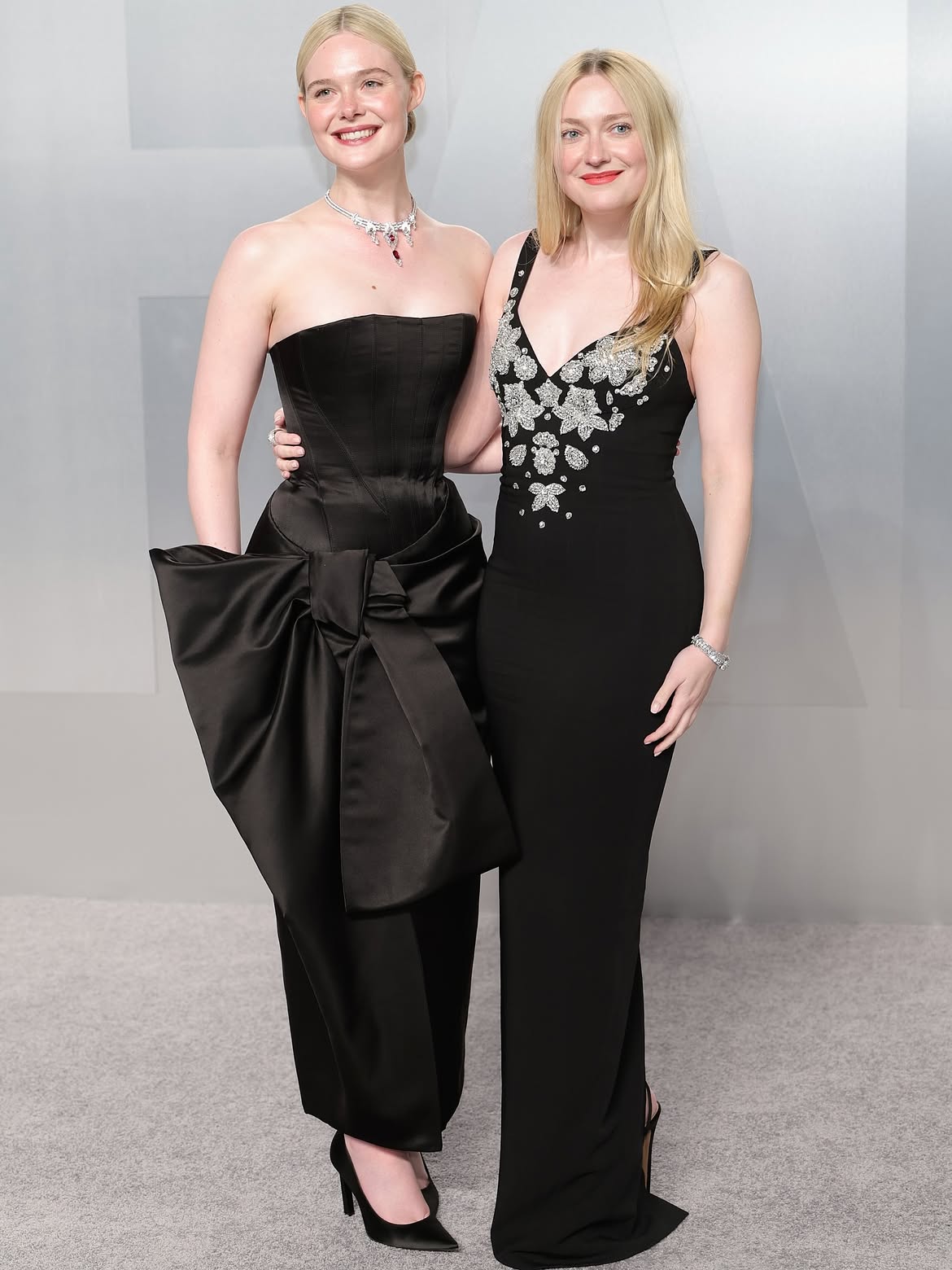 sisters-elle-and-dakota-fanning-share-a-laugh-together-at-the-2026-vanity-fair-oscar-party-1789279979.  Ell.jpg